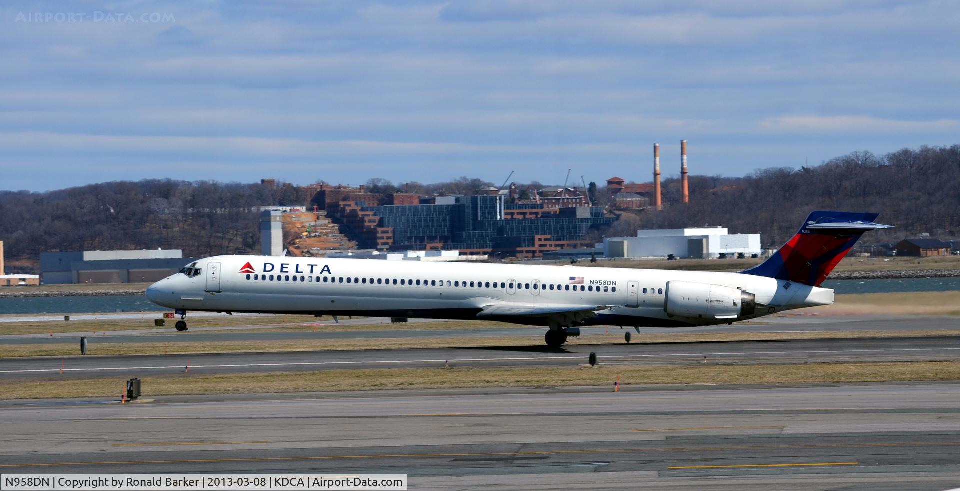 N958DN, McDonnell Douglas MD-90-30 C/N 53528, Nose wheel liftoffTakeoff DCA