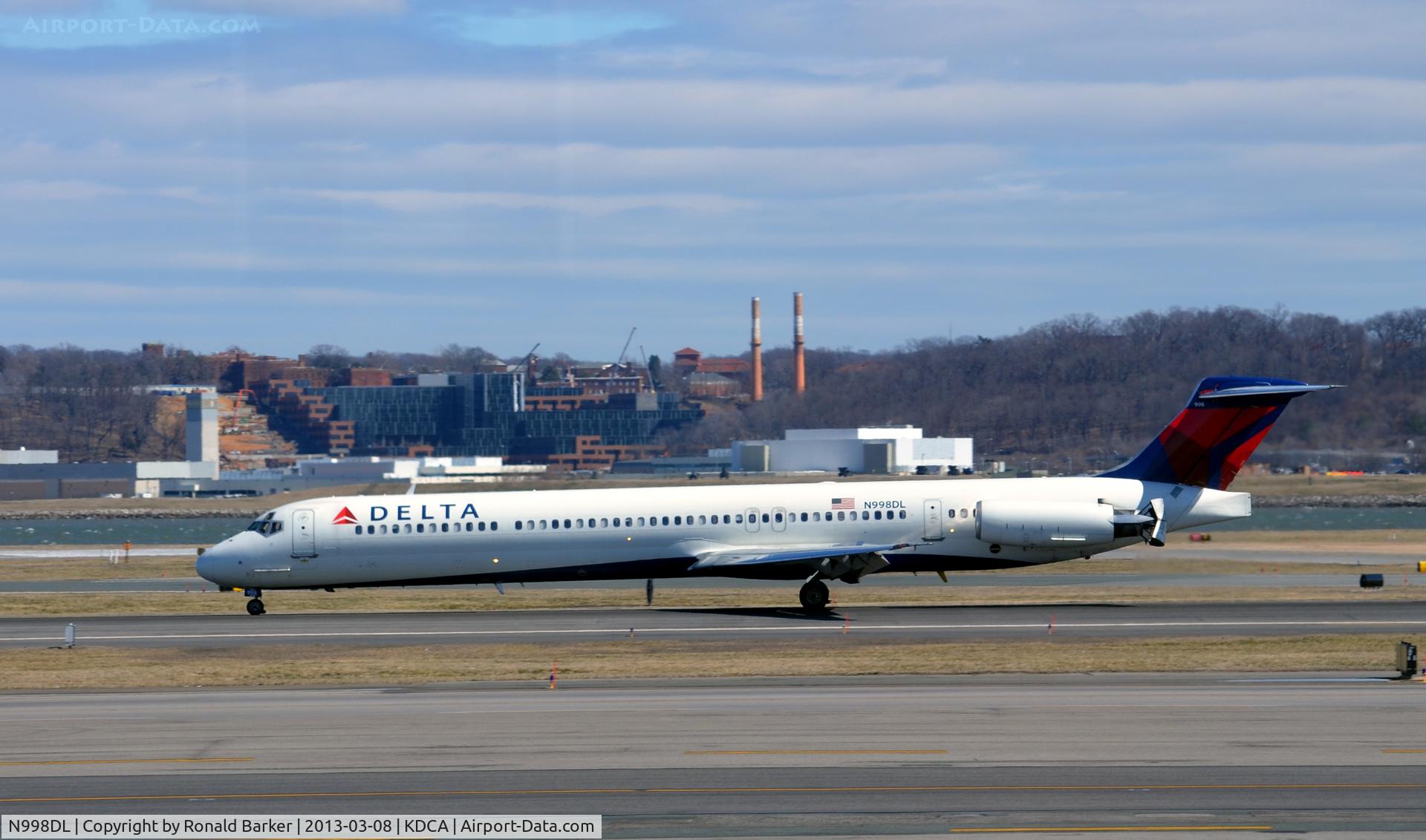 N998DL, 1992 McDonnell Douglas MD-88 C/N 53370, Landing DCA