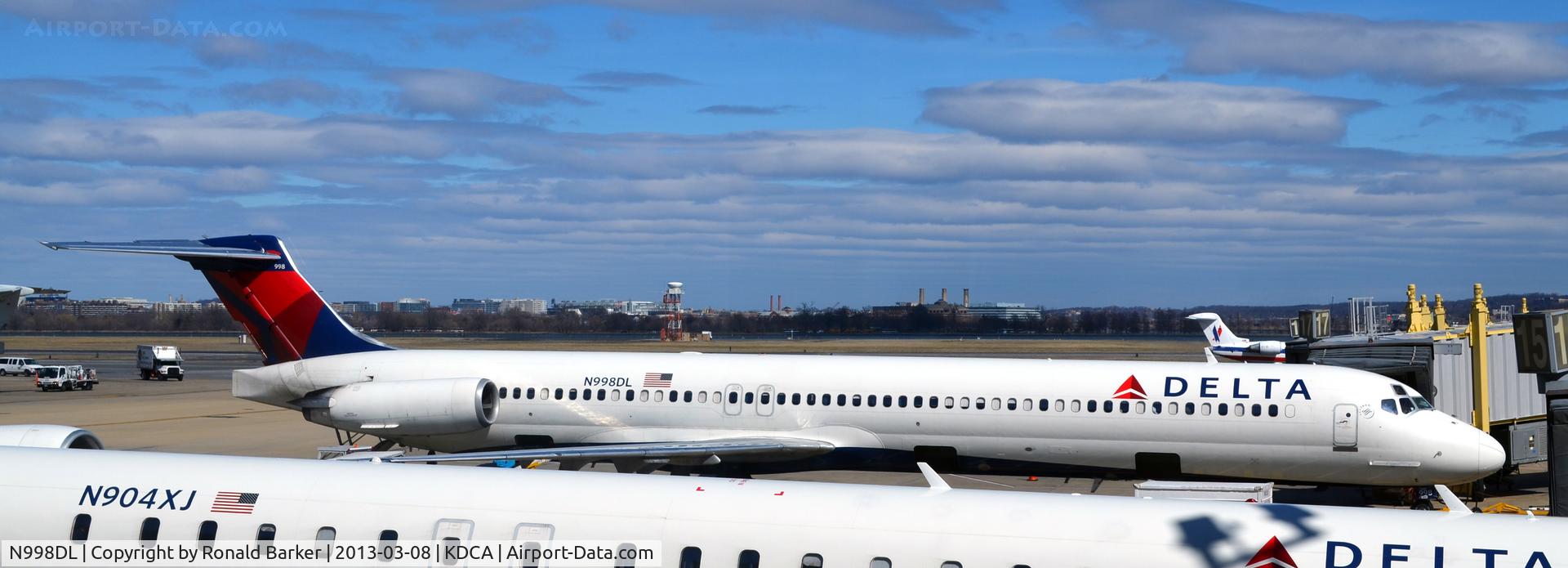 N998DL, 1992 McDonnell Douglas MD-88 C/N 53370, Taxi DCA