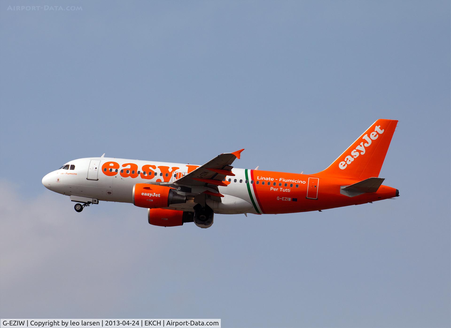 G-EZIW, 2005 Airbus A319-111 C/N 2578, Copenhagen Kastrup 24.4.13