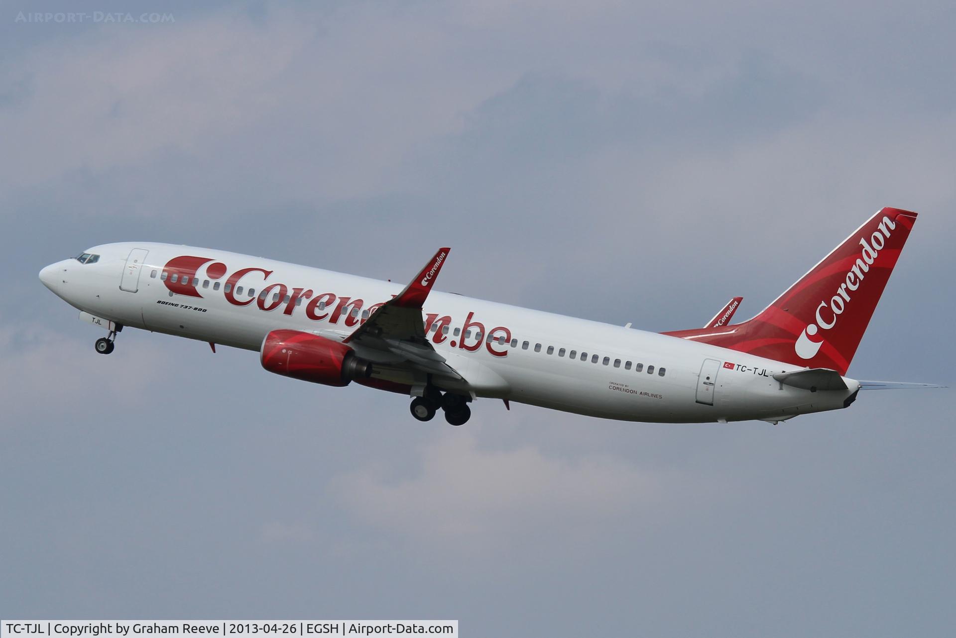TC-TJL, 2003 Boeing 737-86J C/N 32920, Just taken off.