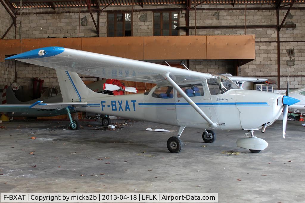 F-BXAT, Cessna 172K Skyhawk C/N 172-58289, Parked