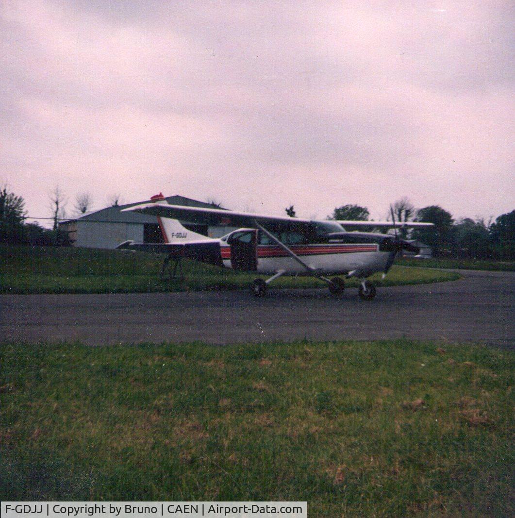 F-GDJJ, Cessna 207A C/N 20700742, PARA CLUB CAEN-CARPIQUET