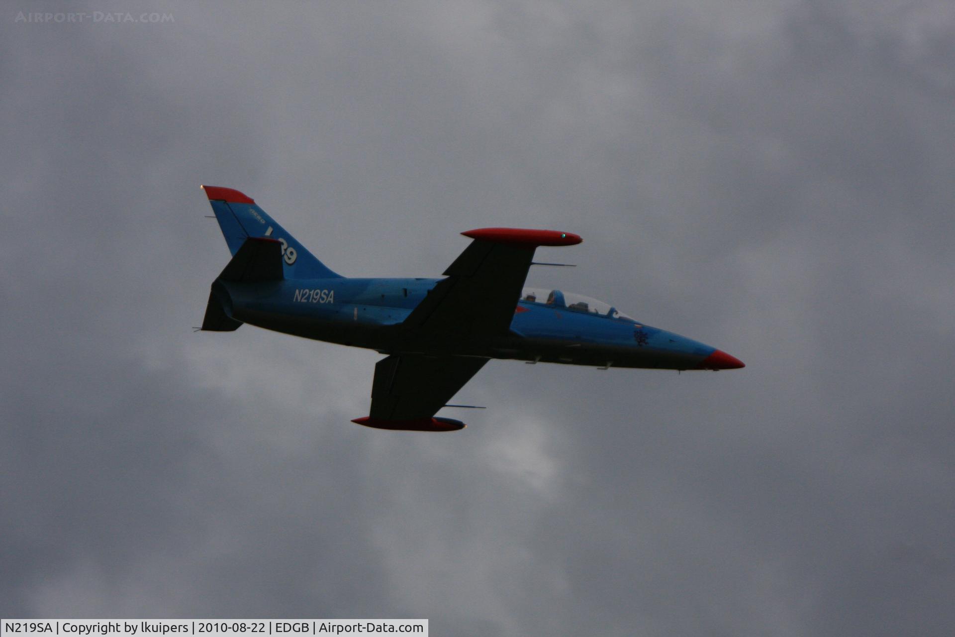 N219SA, 1991 Aero L-39C Albatros C/N 135219, making a flyby at an airshow at Flugplatz Breitscheid in Germany