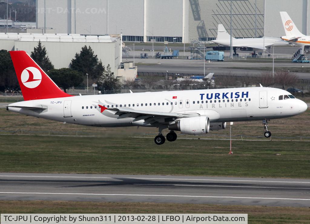 TC-JPU, 2009 Airbus A320-214 C/N 3896, Landing rwy 14R