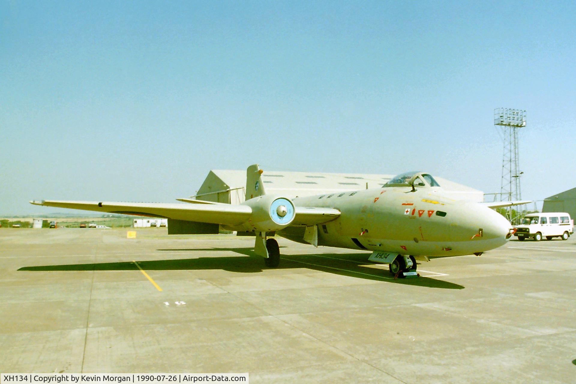 XH134, 1959 English Electric Canberra PR.9 C/N SH1724, RAF Brawdy Airshow 26/07/1990