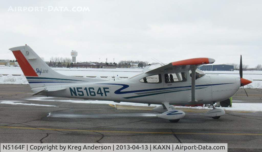 N5164F, 2002 Cessna 182T Skylane C/N 18281082, Cessna 182T Skylane at the pumps.