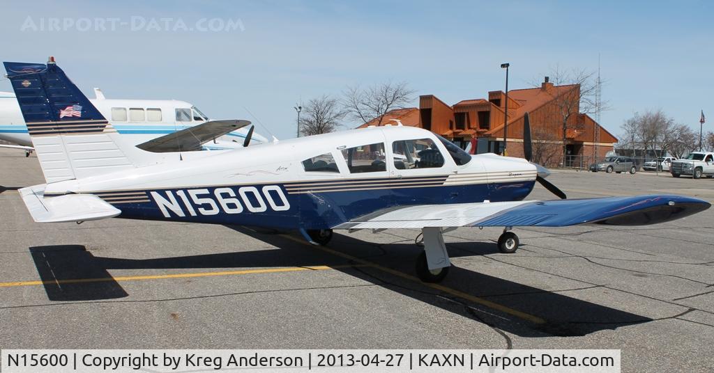N15600, 1972 Piper PA-28R-200 C/N 28R-7335073, Piper PA-28R-200 Arrow on the line.
