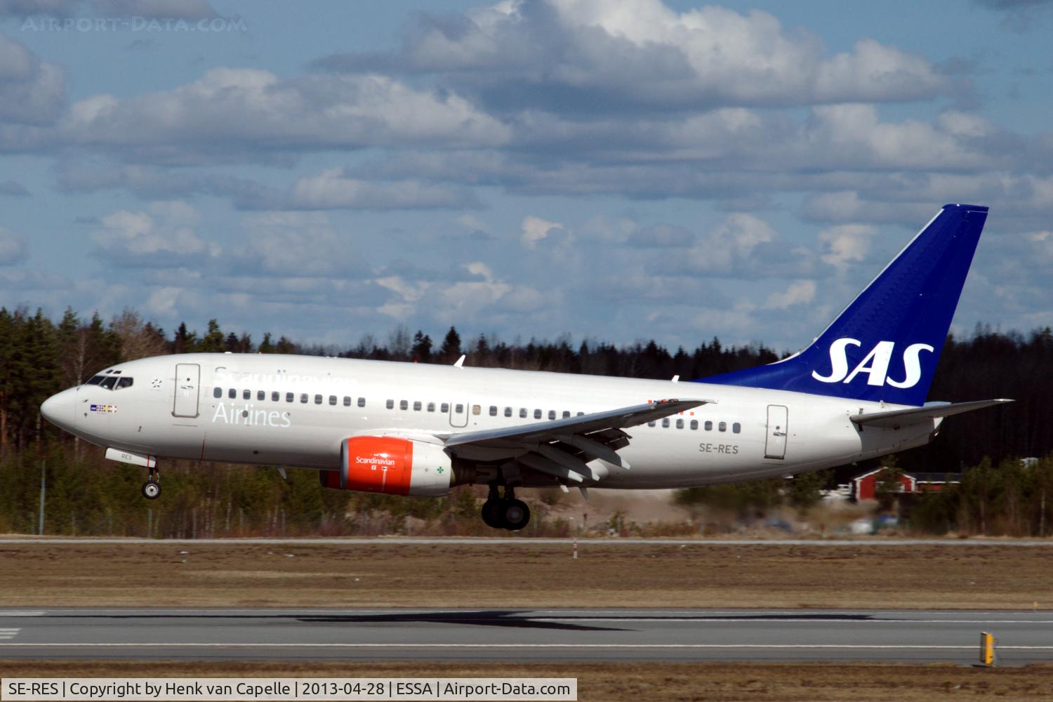 SE-RES, 2000 Boeing 737-7BX C/N 30737, Scandinavian Airlines Boeing 737-700 about to touch down at Stockholm Arlanda airport, Sweden.
