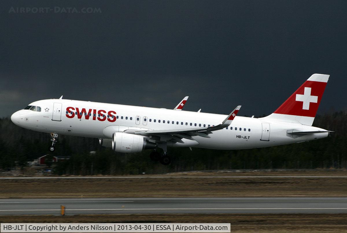 HB-JLT, 2013 Airbus A320-214 C/N 5518, Landing on runway 26.
