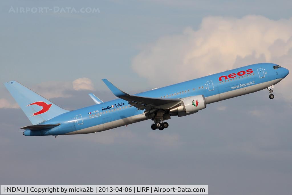 I-NDMJ, 1995 Boeing 767-306/ER C/N 27958, Take off