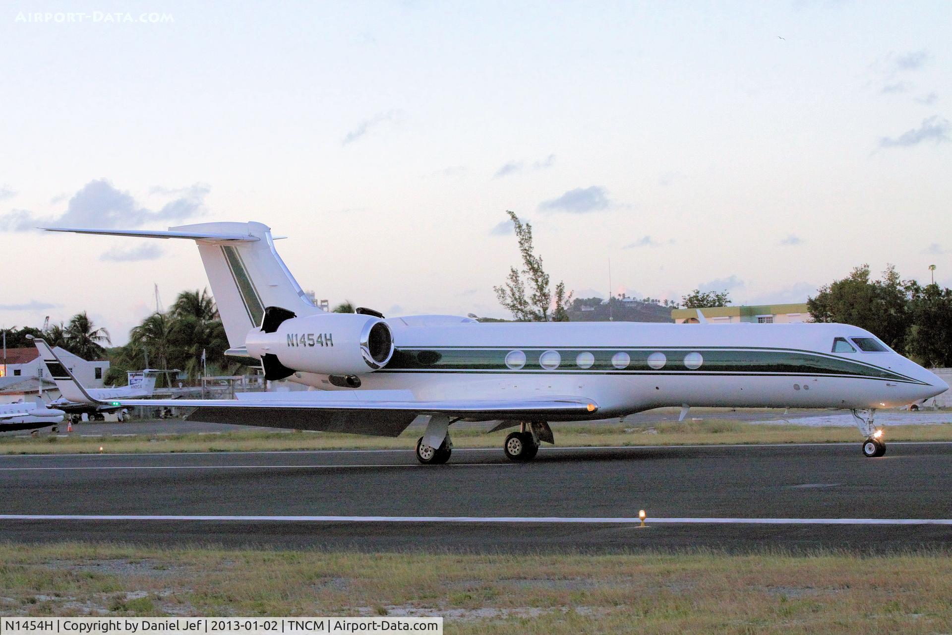 N1454H, 2000 Gulfstream Aerospace G-V C/N 619, N1454H