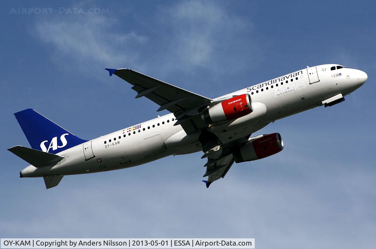 OY-KAM, 2006 Airbus A320-232 C/N 2911, Deaprting runway 19R.