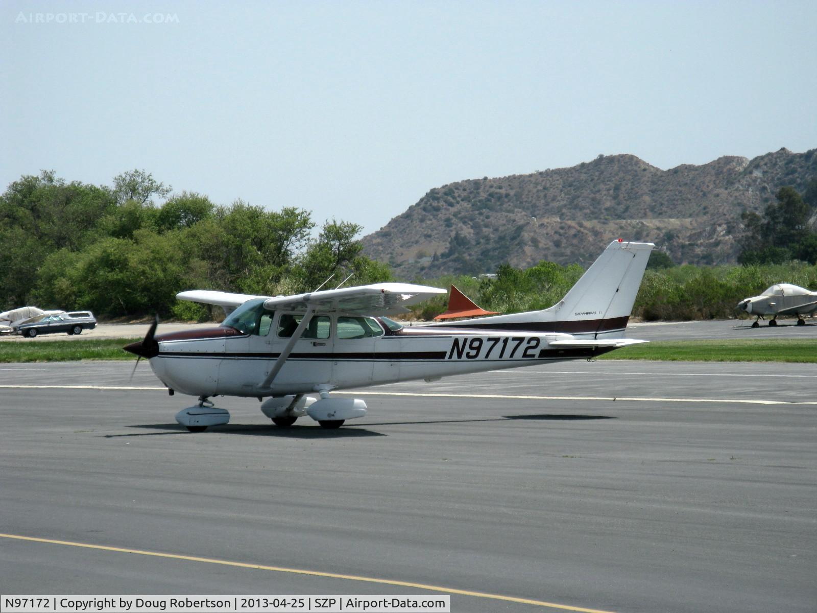 N97172, 1984 Cessna 172P C/N 17276162, 1984 Cessna 172P SKYHAWK, Lycoming O-320-D2J 160 Hp, taxi off the active
