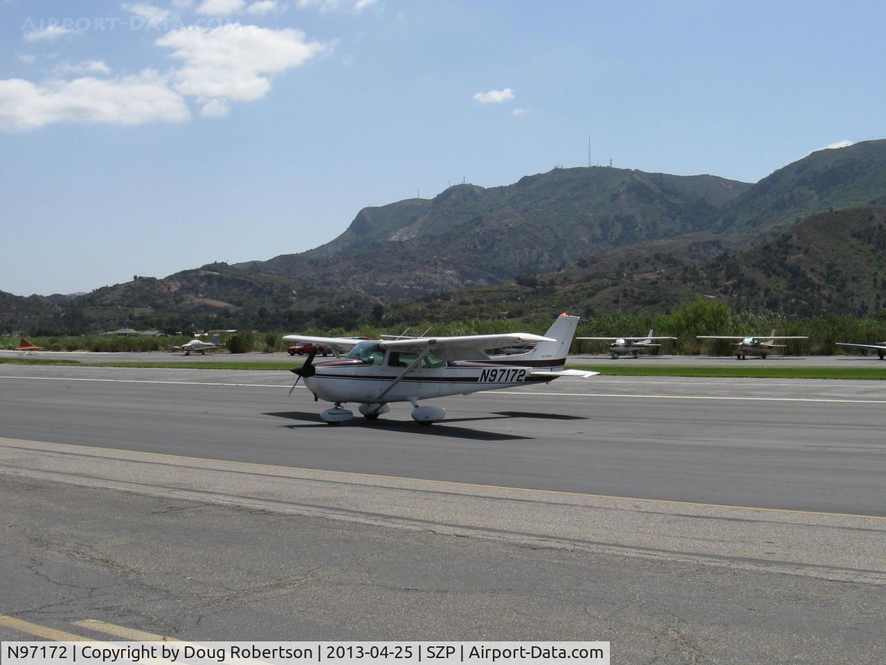 N97172, 1984 Cessna 172P C/N 17276162, 1984 Cessna 172P SKYHAWK, Lycoming O-320-D2J 160 Hp, taxi off the active