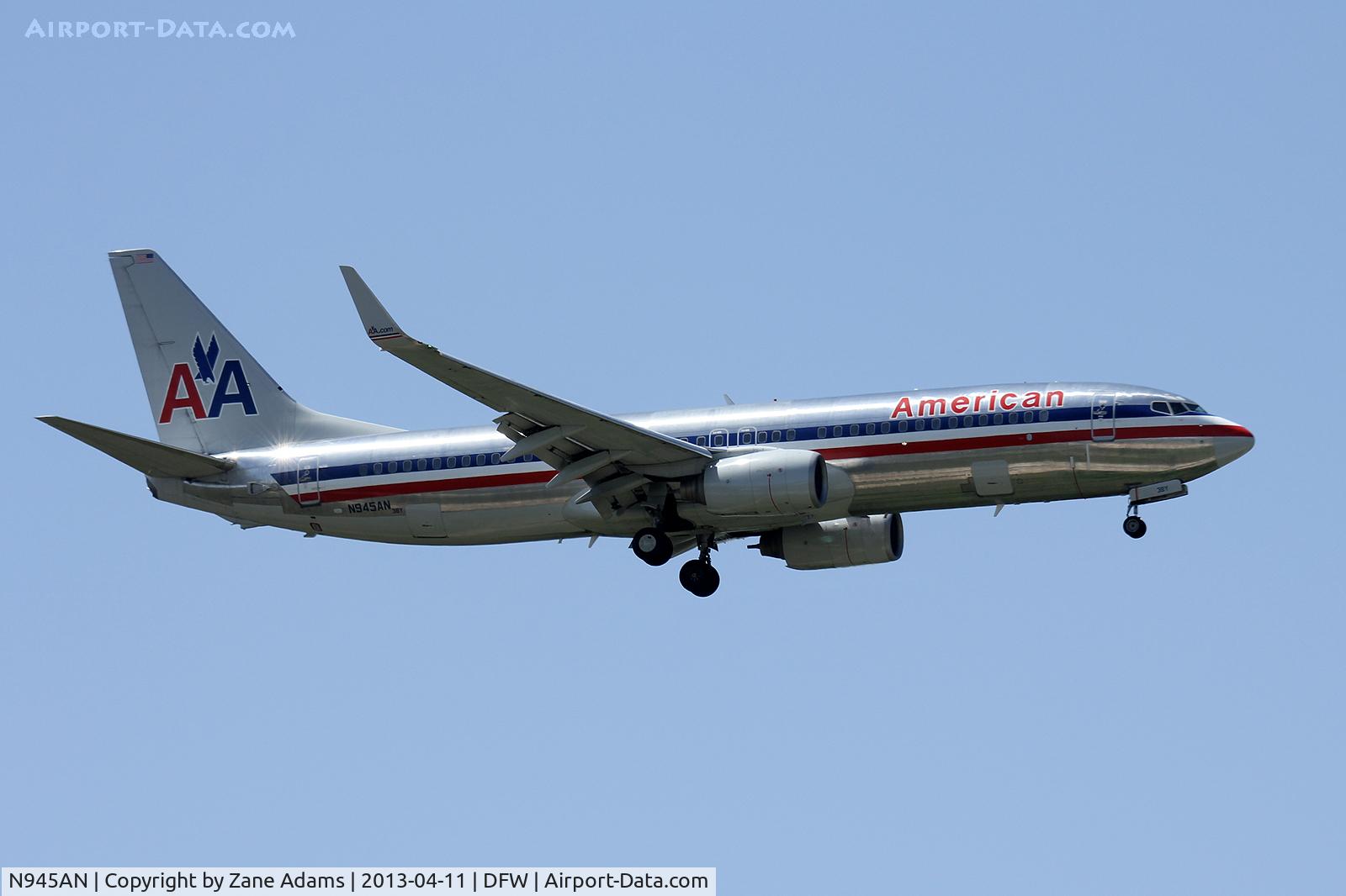N945AN, 2000 Boeing 737-823 C/N 30085, Landing at DFW Airport