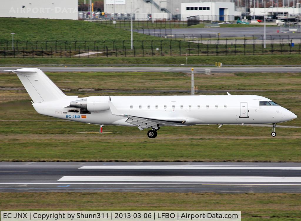 EC-JNX, 2006 Bombardier CRJ-200ER (CL-600-2B19) C/N 8058, Landing rwy 14R in all white c/s