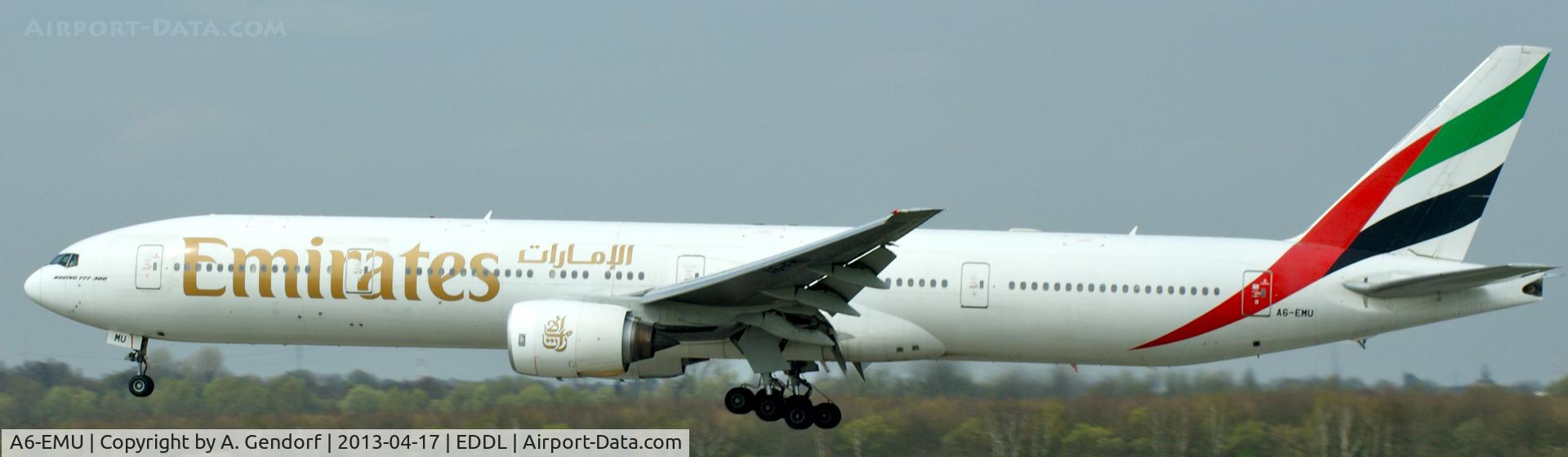A6-EMU, 2002 Boeing 777-31H C/N 29064, Emirates, on short finals at Düsseldorf Int´l (EDDL)