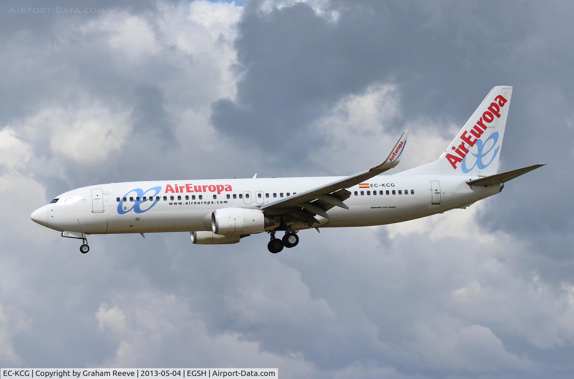 EC-KCG, 2007 Boeing 737-85P C/N 33981, About to land on runway 27.