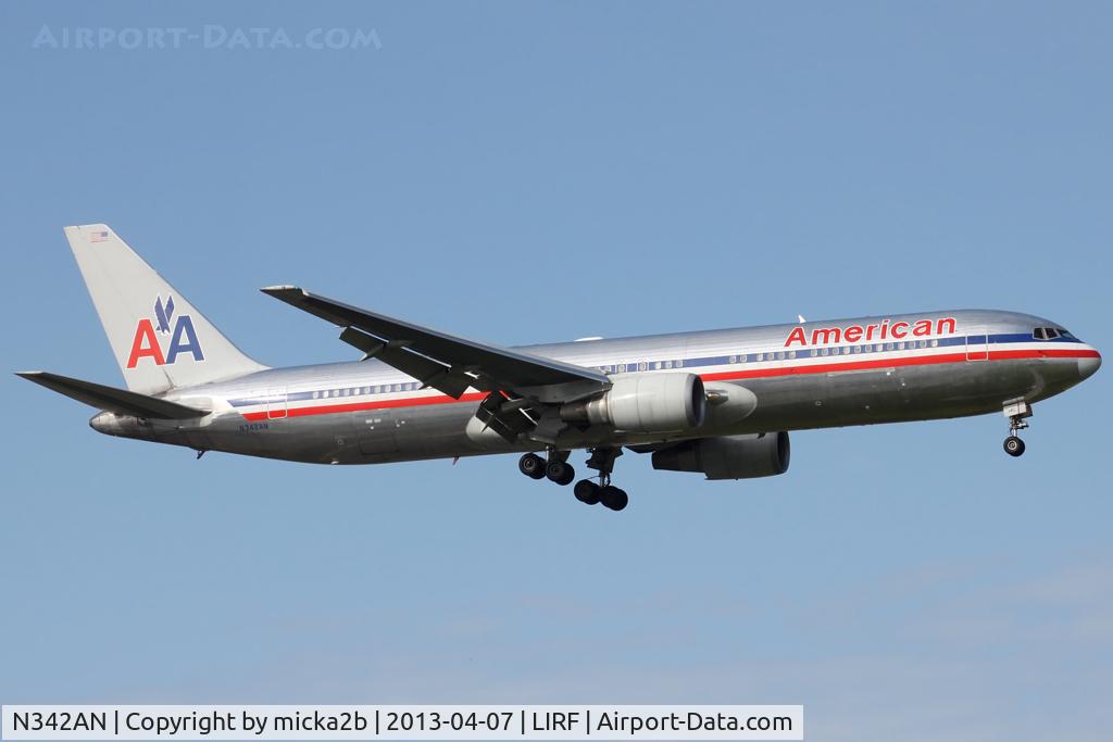 N342AN, 2002 Boeing 767-323ER C/N 33081, Landing