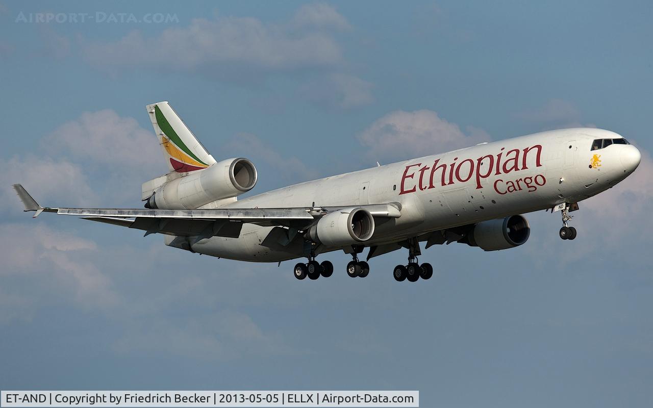 ET-AND, 1998 McDonnell Douglas MD-11F C/N 48780, on final RW24