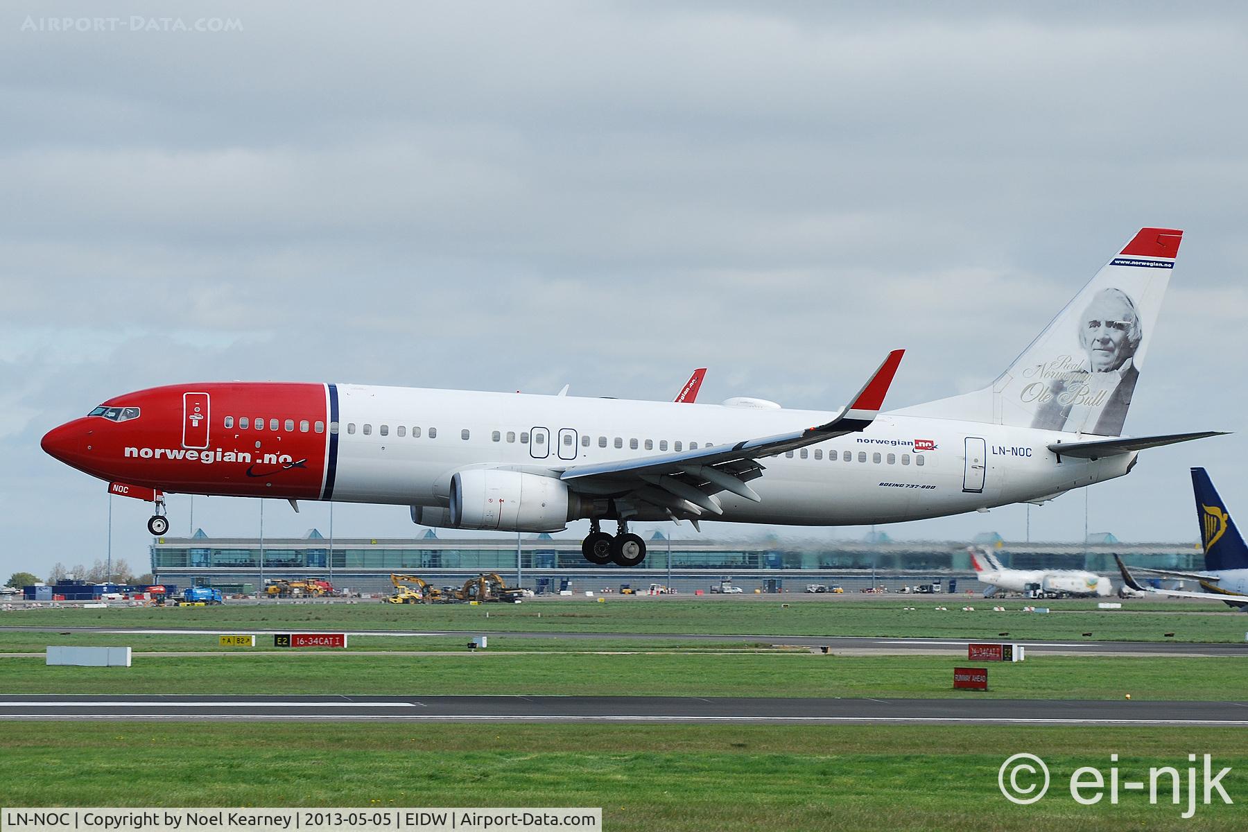 LN-NOC, 2001 Boeing 737-81Q C/N 30785, Landing Rwy 28 at Dublin Airport.