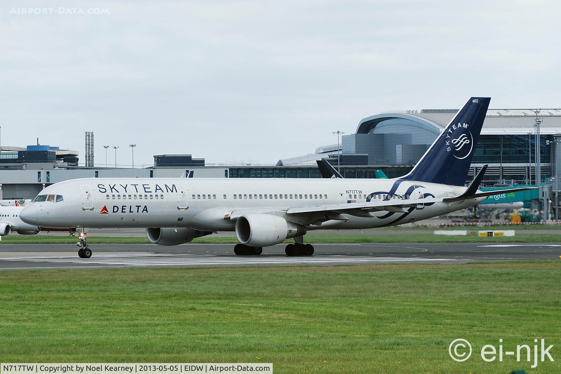 N717TW, 1999 Boeing 757-231 C/N 28485, Lined up for departure off Rwy 28 at Dublin.