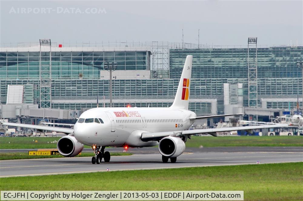 EC-JFH, 2003 Airbus A320-214 C/N 2104, While a taxi is always time for a twinkle.....