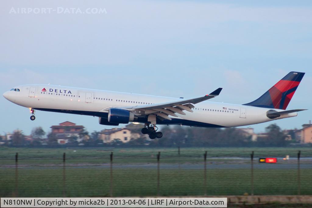 N810NW, 2005 Airbus A330-323 C/N 0674, Landing