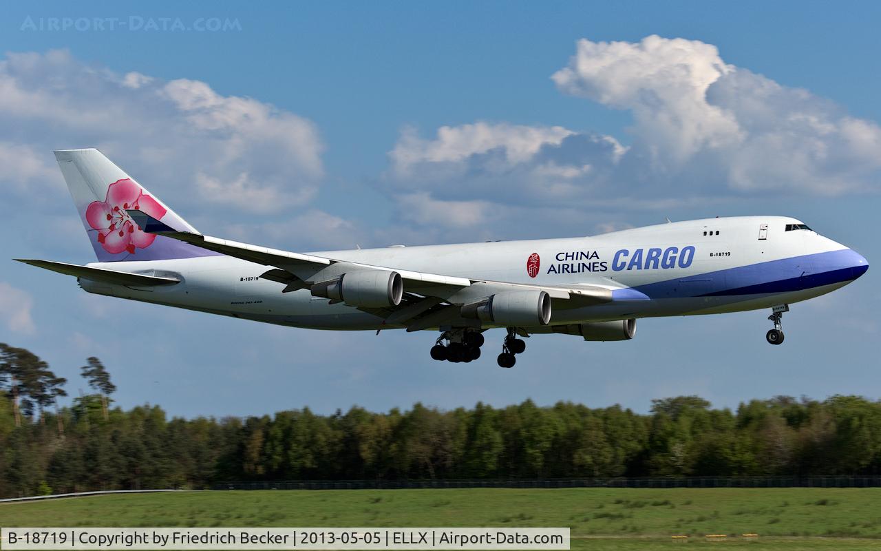 B-18719, 2005 Boeing 747-409F/SCD C/N 33739, on final RW24