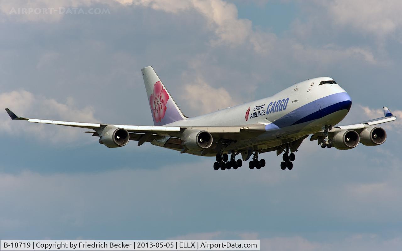 B-18719, 2005 Boeing 747-409F/SCD C/N 33739, on final RW24
