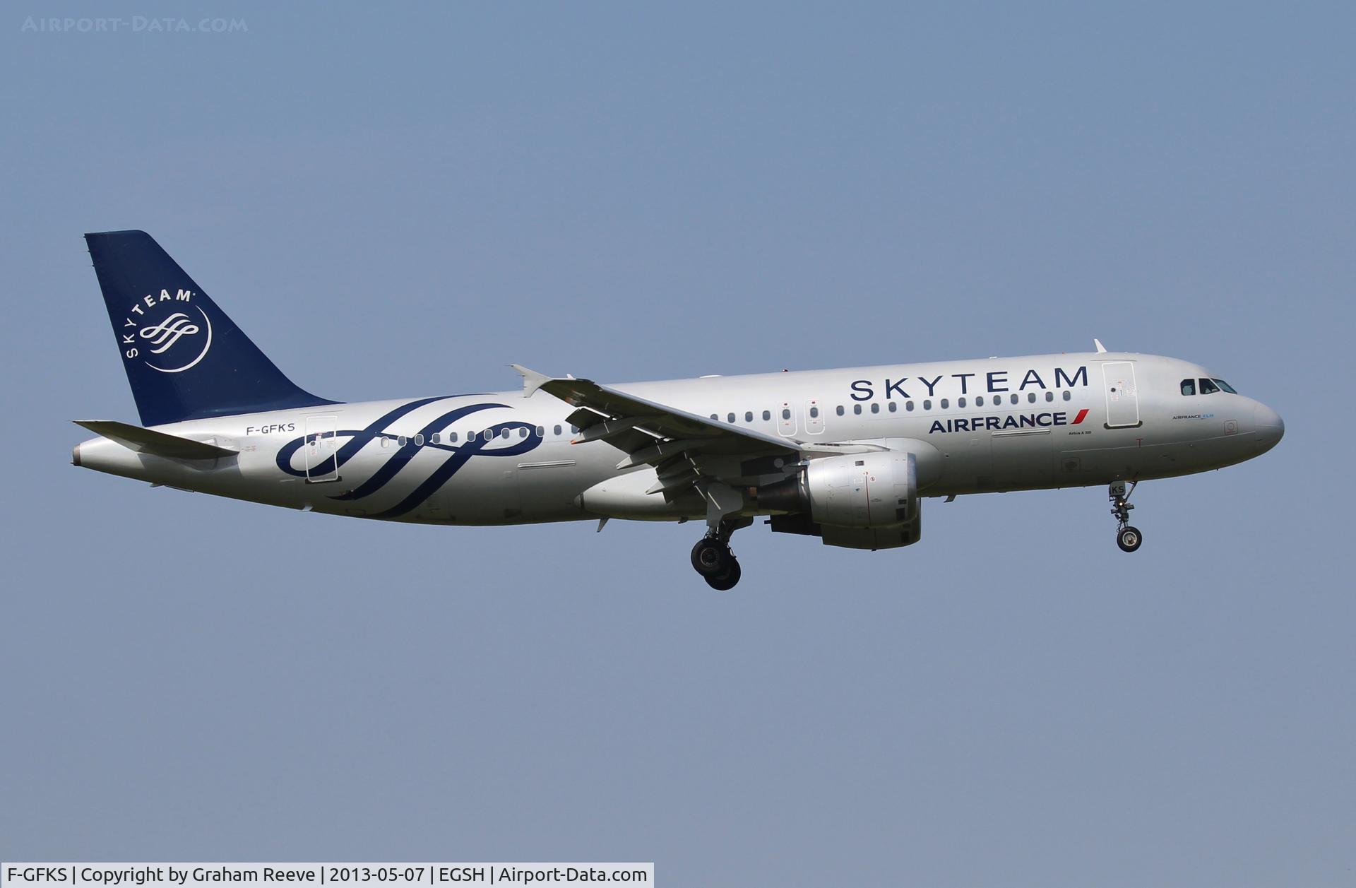F-GFKS, 1991 Airbus A320-211 C/N 0187, On finals to 09.