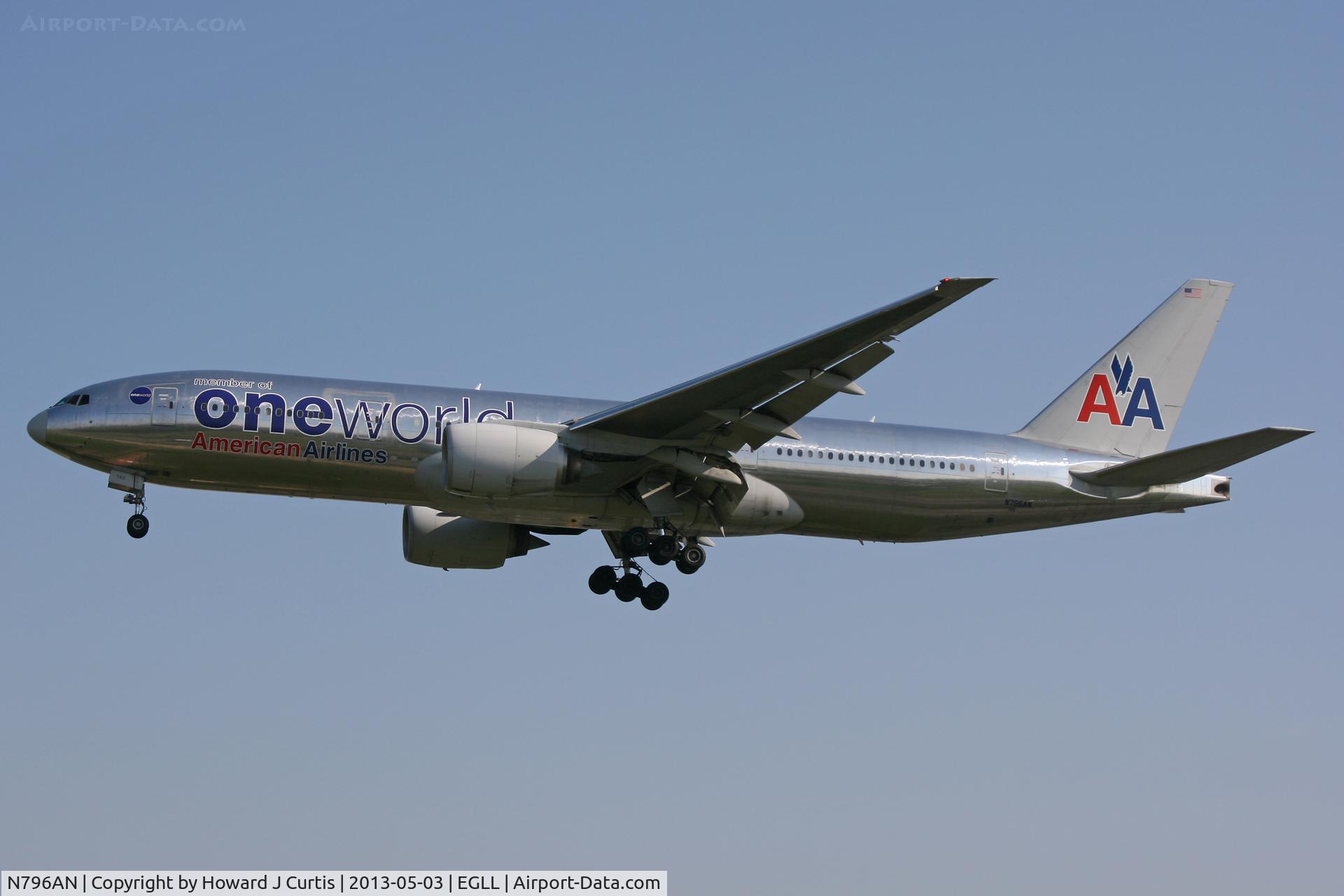 N796AN, 2000 Boeing 777-223 C/N 30796, American Airlines, on approach to runway 27L. Oneworld markings.
