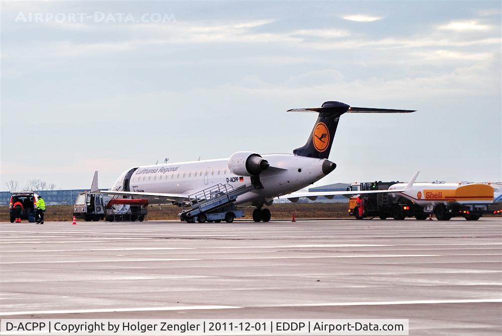 D-ACPP, 2003 Bombardier CRJ-701ER (CL-600-2C10) Regional Jet C/N 10086, Aktivity at stand 142......