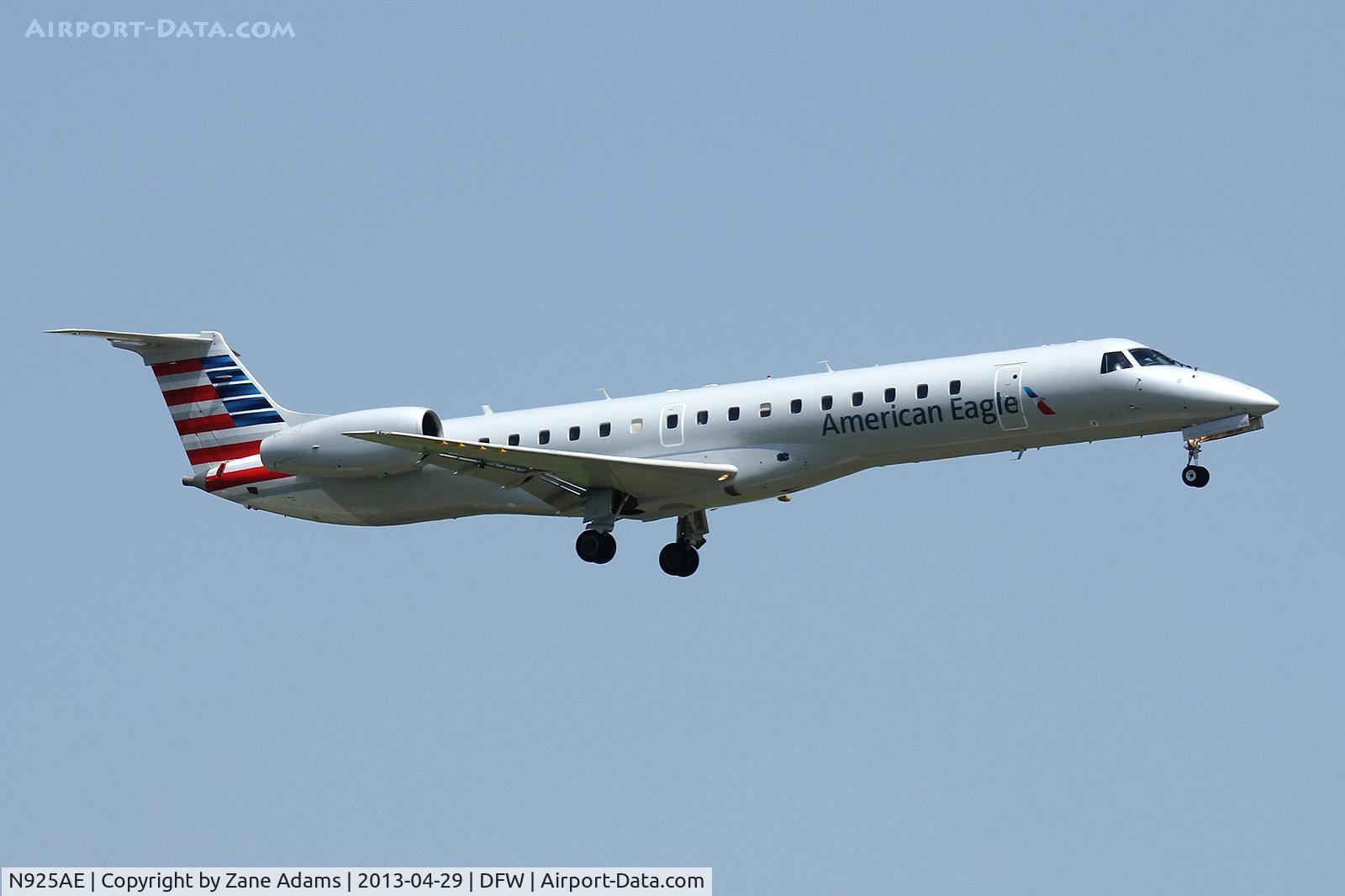 N925AE, 2005 Embraer ERJ-145LR (EMB-145LR) C/N 14500908, New Paint - American Eagle landing at DFW Airport