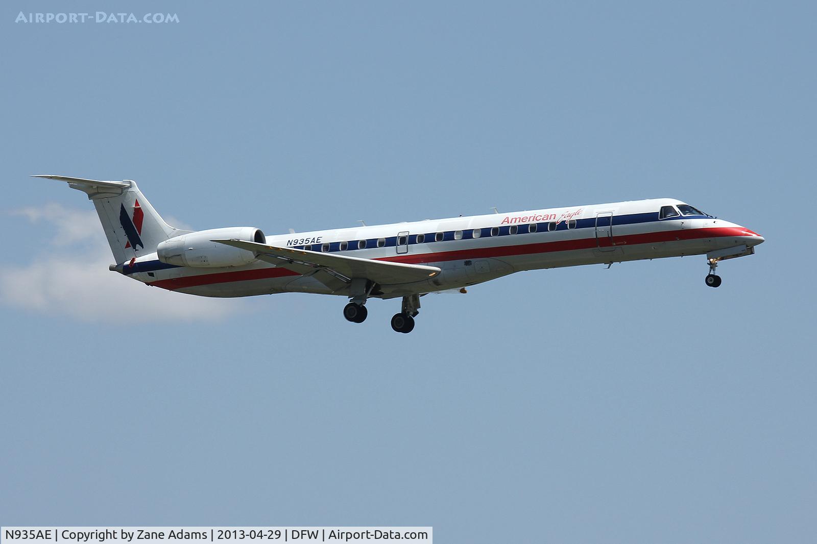 N935AE, 2005 Embraer ERJ-145LR (EMB-145LR) C/N 14500920, American Eagle landing at DFW Airport