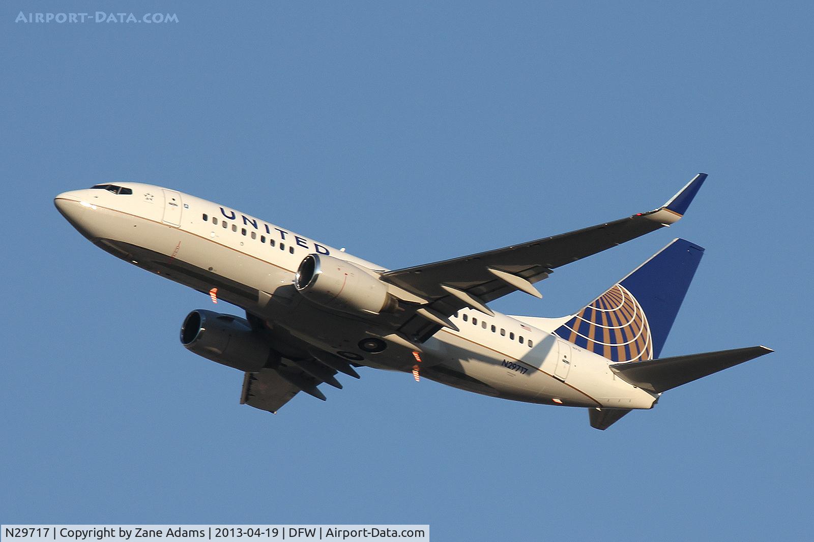 N29717, 1999 Boeing 737-724 C/N 28936, United Airlines departing DFW Airport