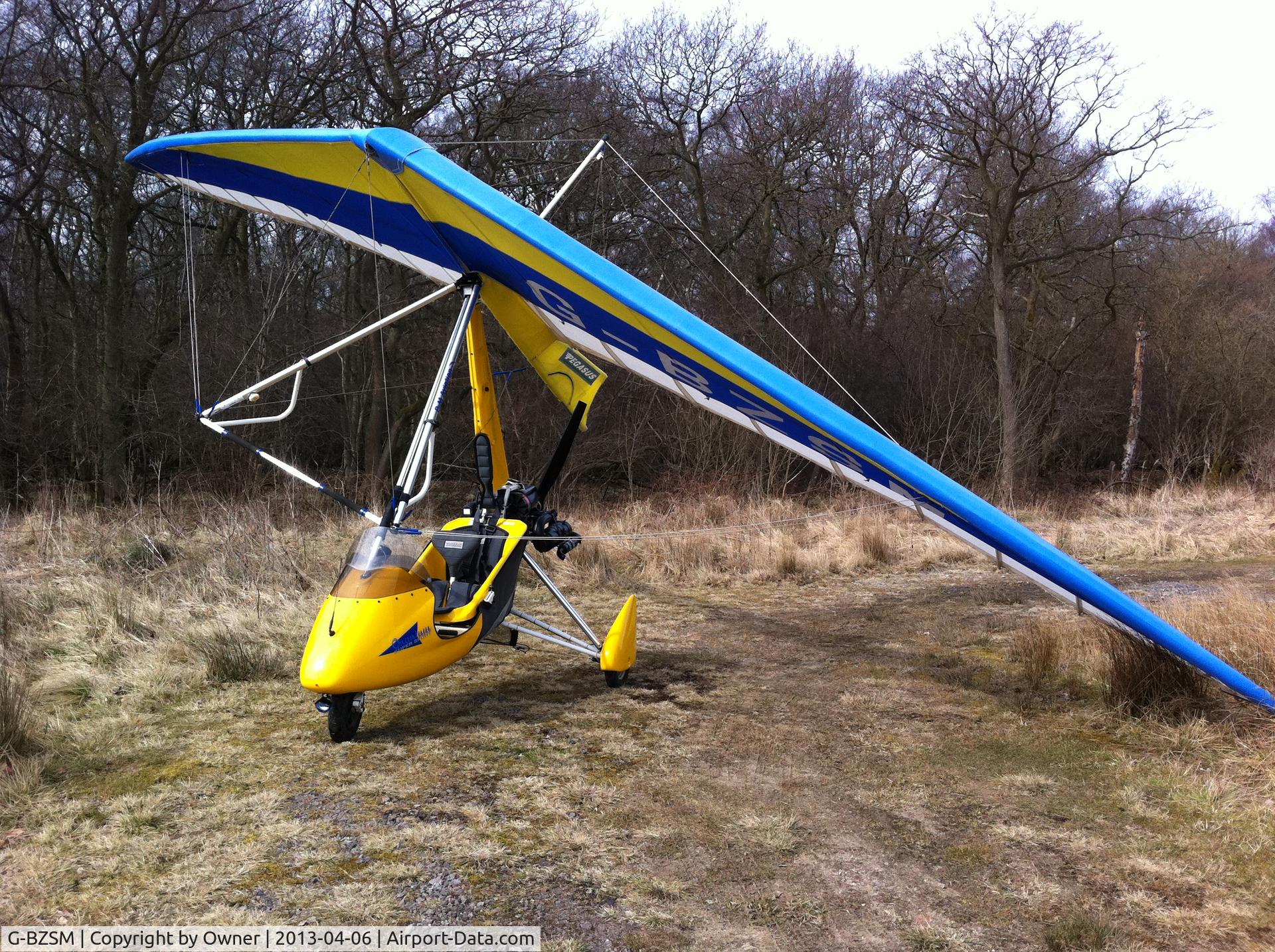 G-BZSM, 2001 Pegasus Quantam 15 C/N 7788, Outside hanger at Deenethorpe