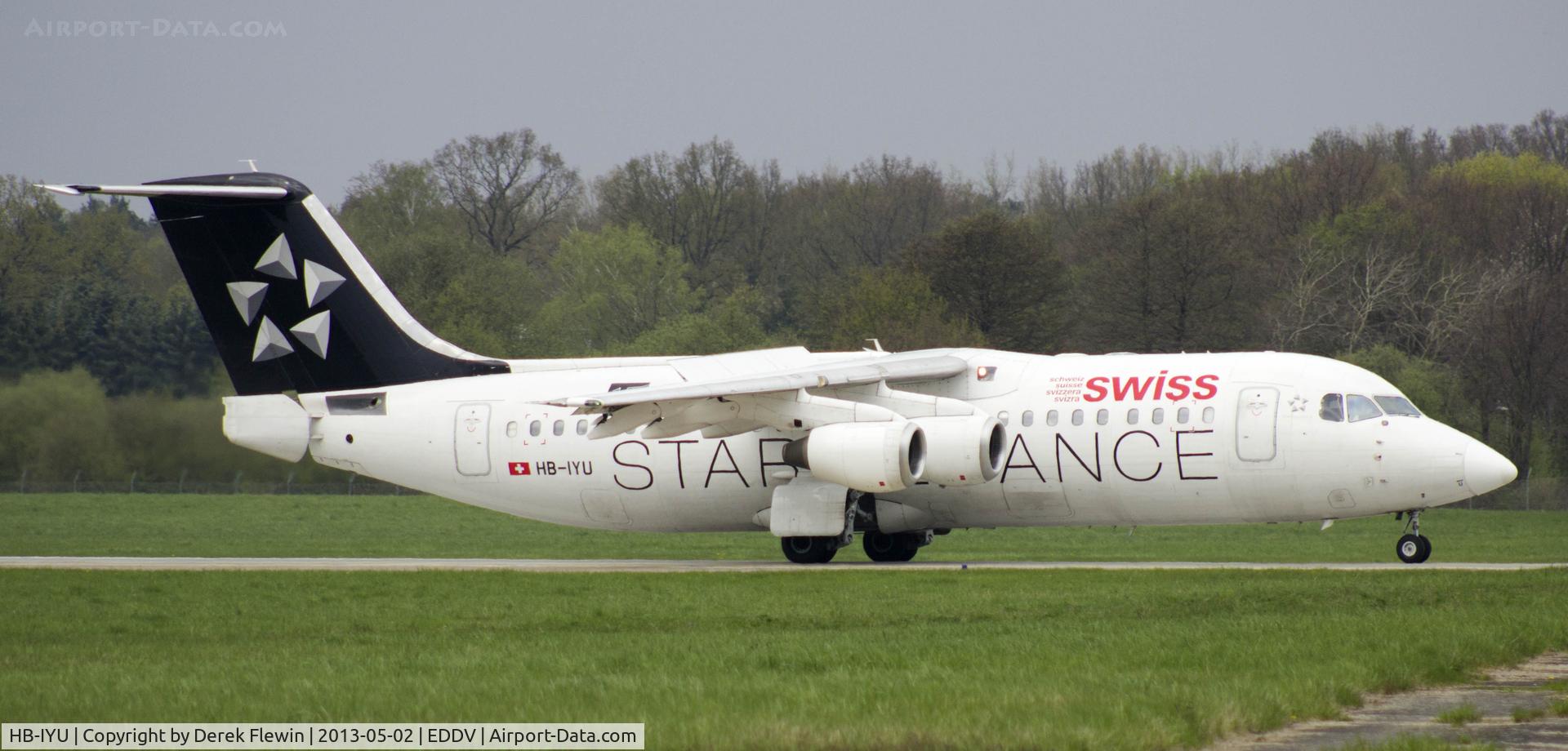 HB-IYU, 2000 British Aerospace Avro 146-RJ100 C/N E3379, landing Runway 09L Hannover (EDDV).