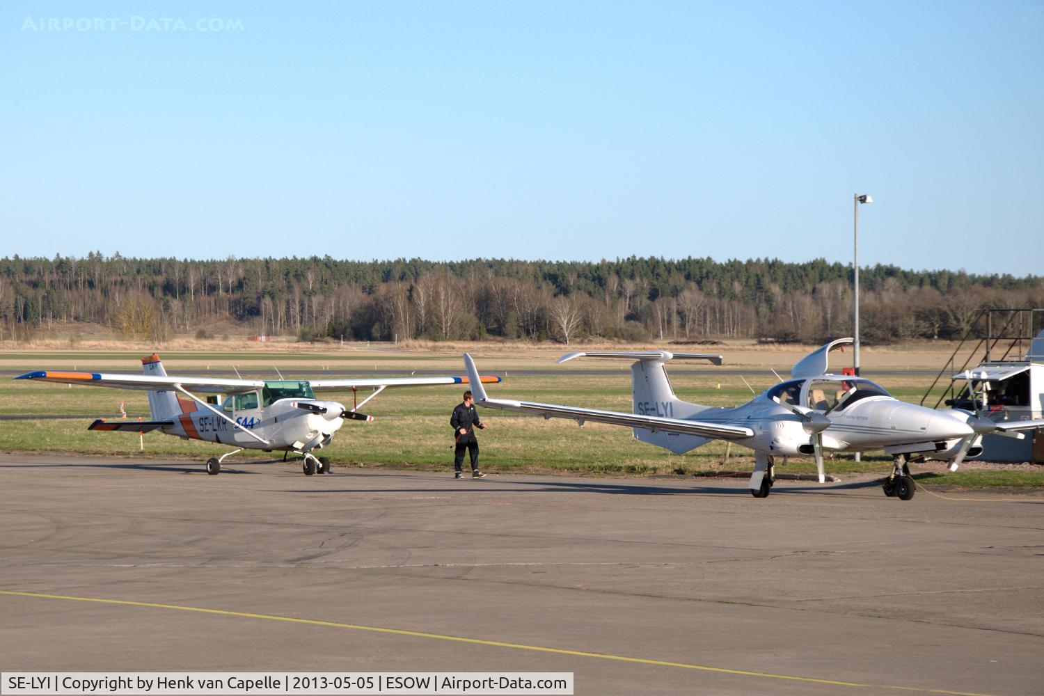 SE-LYI, 2006 Diamond DA-42 Twin Star C/N 42.172, Diamond DA-42 being tanked with Cessna 172RG SE-LKR waiting at Västerås Hässlö airport, Sweden.