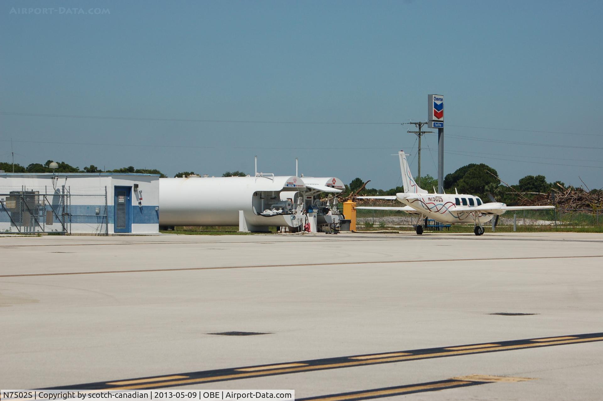 N7502S, Ted Smith Aerostar 601 C/N 61-0065-121, Self-Service Fuel Facility and Butler Aircraft Company AEROSTAR 601, N7502S, at Okeechobee County Airport, Okeechobee, FL