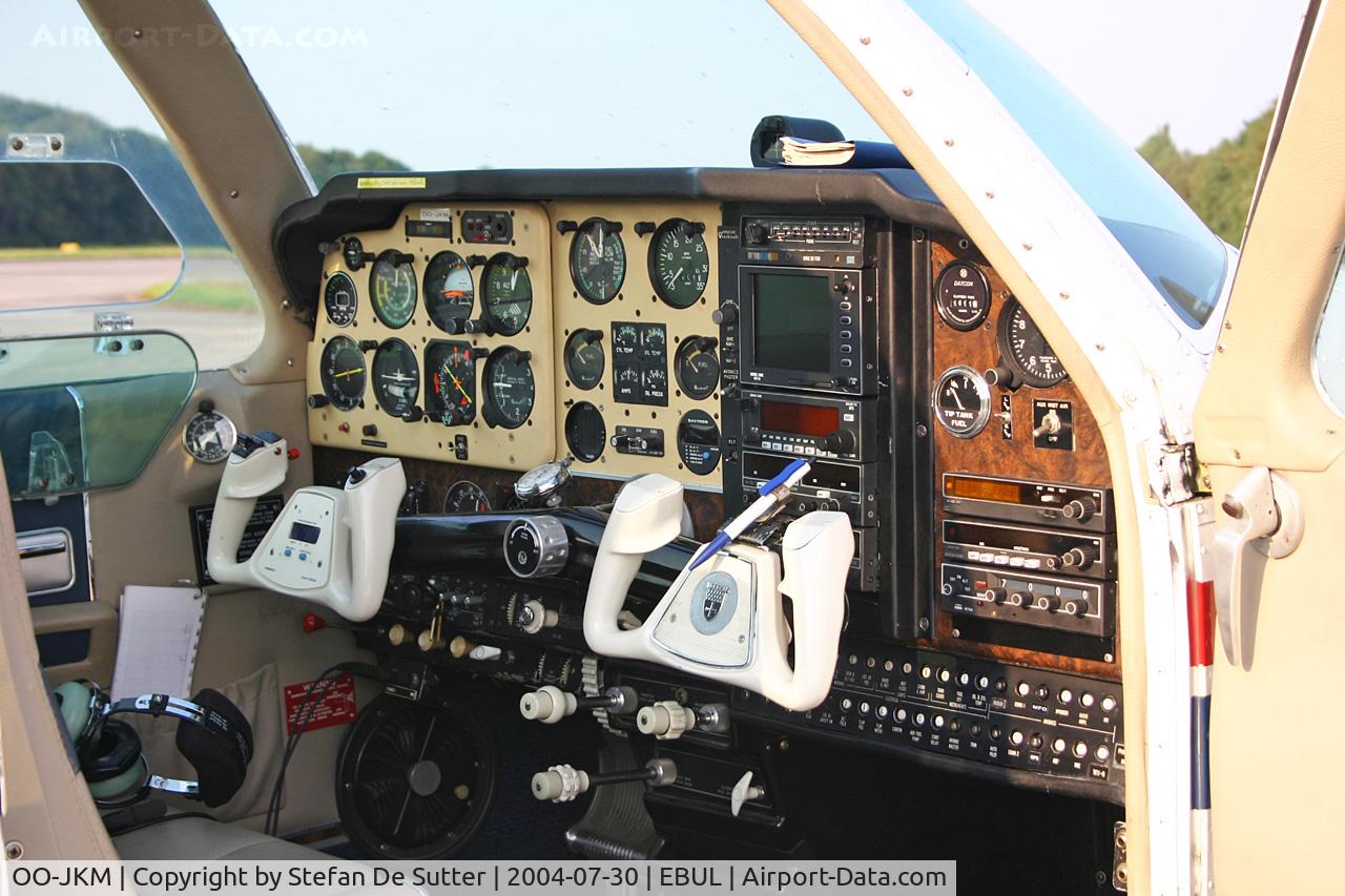 OO-JKM, 1974 Beech F33A Bonanza C/N CE487, Cockpit view.