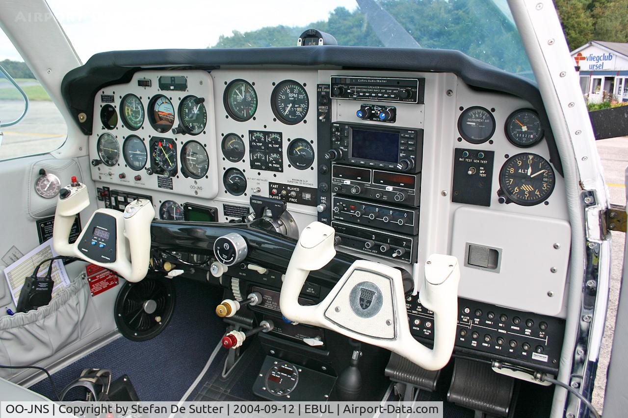 OO-JNS, 1977 Beech A36 Bonanza 36 C/N E-1108, Cockpit view.