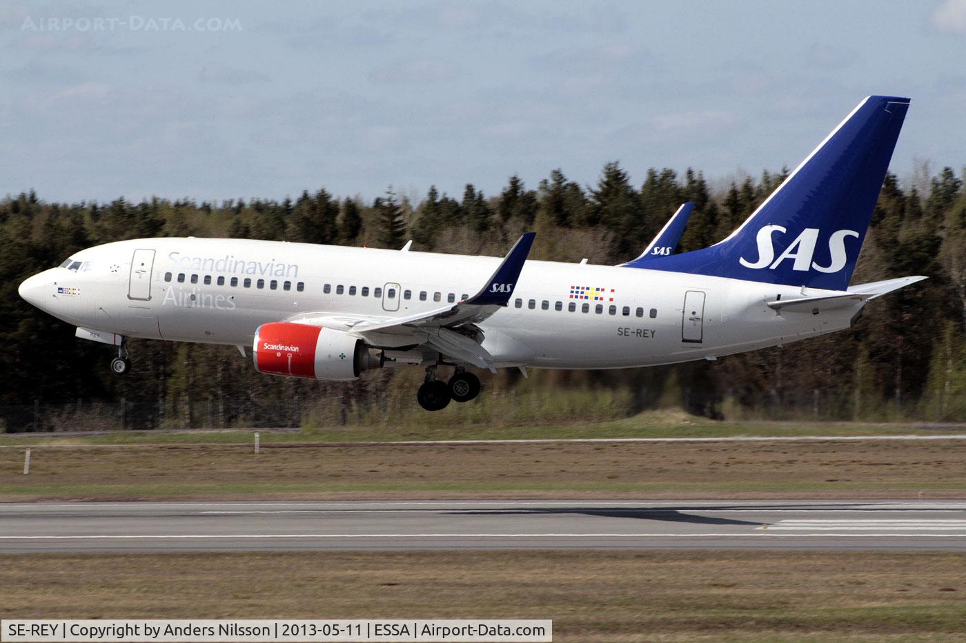 SE-REY, 2002 Boeing 737-76N C/N 32737, On final for runway 26.