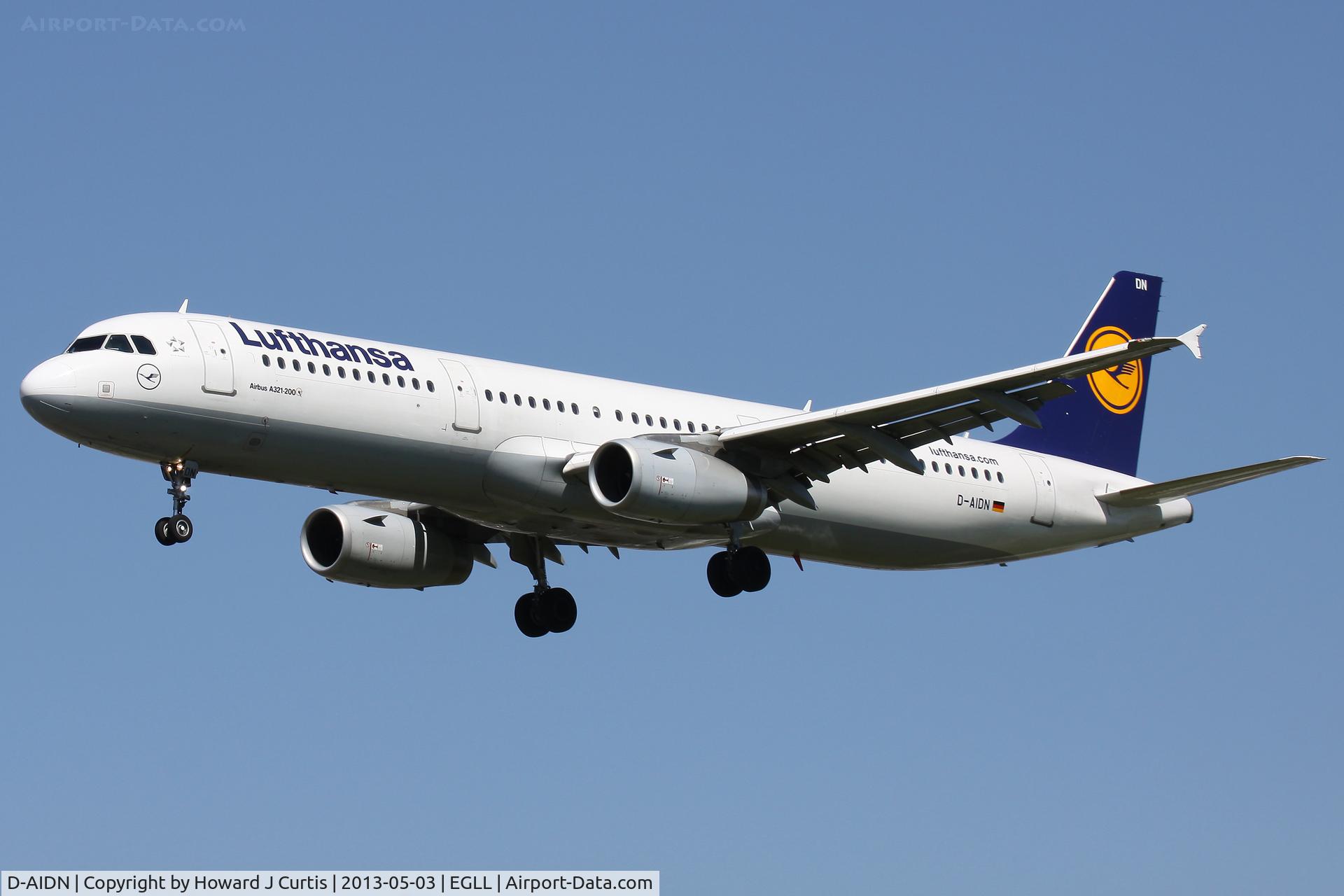 D-AIDN, 2011 Airbus A321-231 C/N 4976, Lufthansa, on approach to runway 27L.