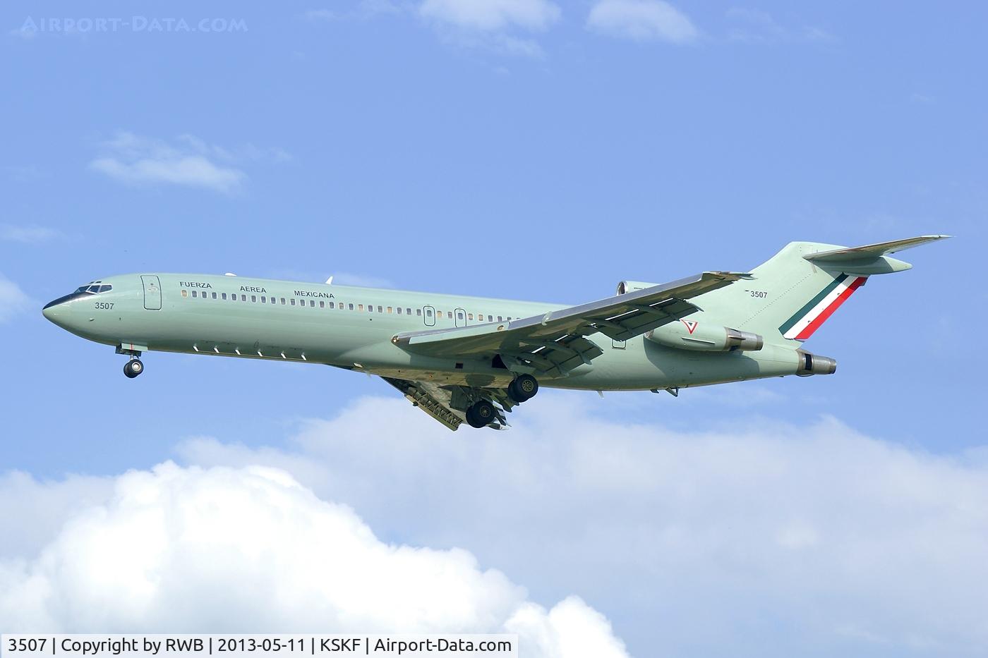 3507, 1981 Boeing 727-264 C/N 22412, 33 approach