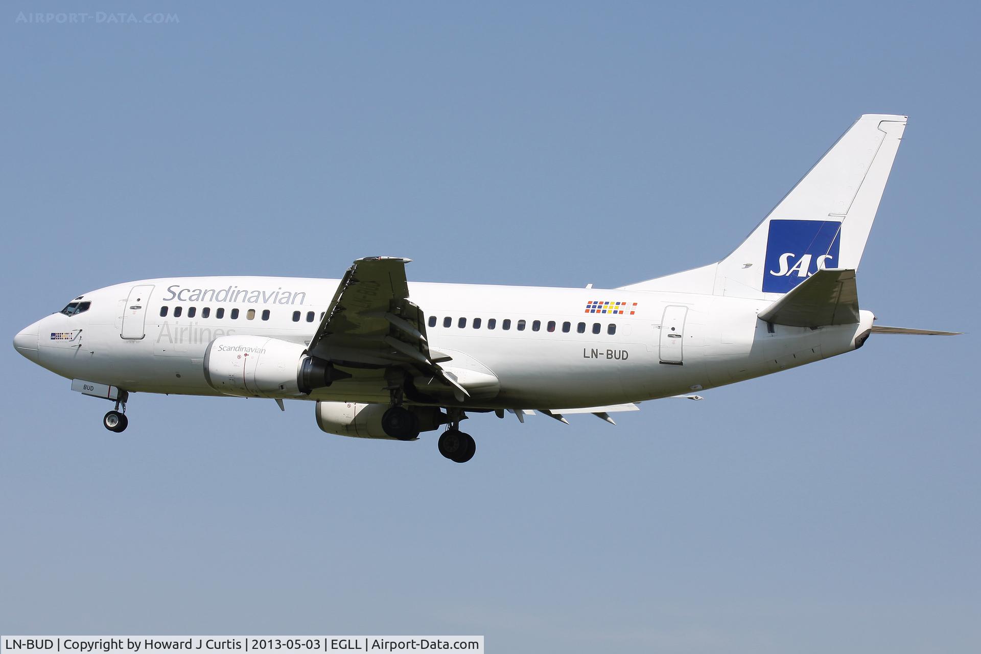 LN-BUD, 1996 Boeing 737-505 C/N 25794, Scandinavian Airlines, on approach to runway 27L.