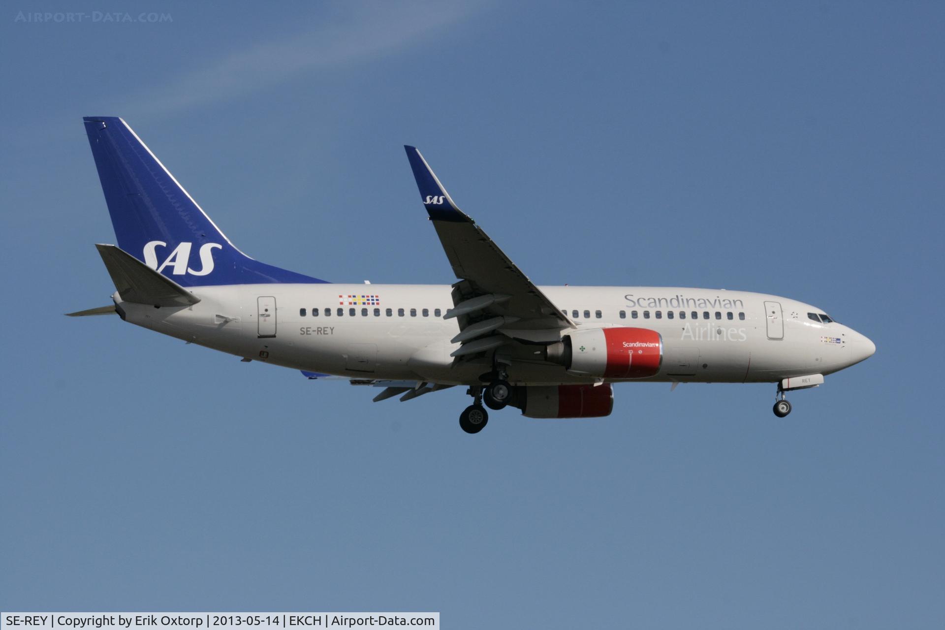 SE-REY, 2002 Boeing 737-76N C/N 32737, Landing rw 22L