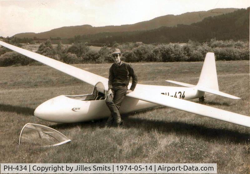 PH-434, Schleicher Ka-6E Rhonsegler C/N 4387, photo taken in 1974 at FeldKirchen Austria
flew 300lk return and had 3000 m height gain