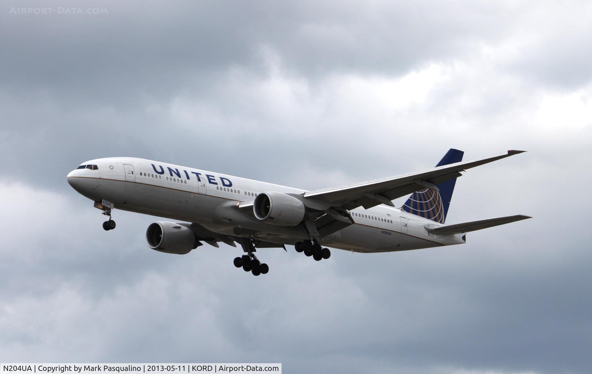 N204UA, 1999 Boeing 777-222/ER C/N 28713, Being 777-200